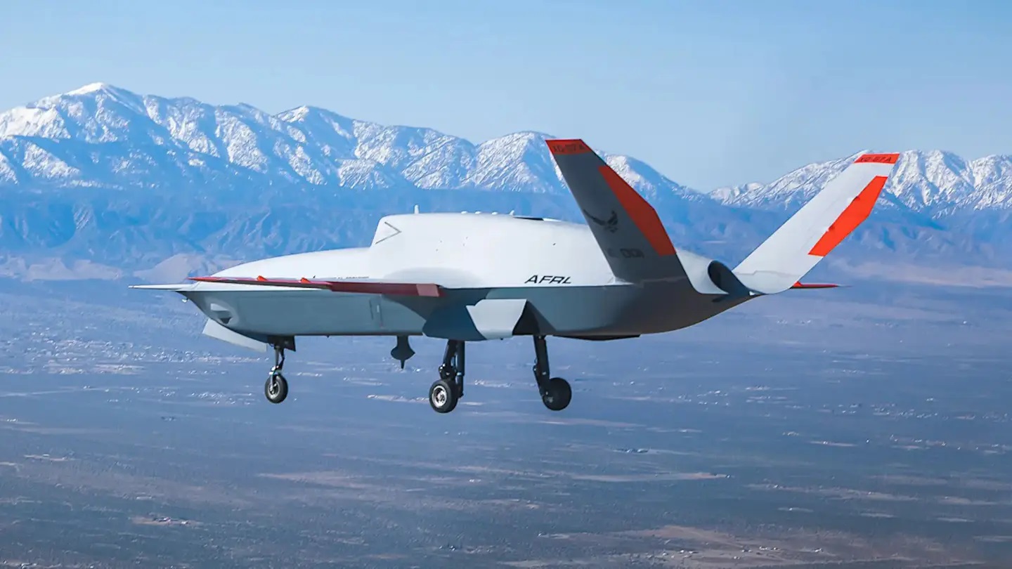 Dron XQ-67A na prvním letu. Kredit: USAF.