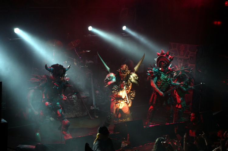 Koncert skupiny Gwar. Uprostřed Oderus Urungus. Kredit: Mark Marek / Wikimedia Commons.