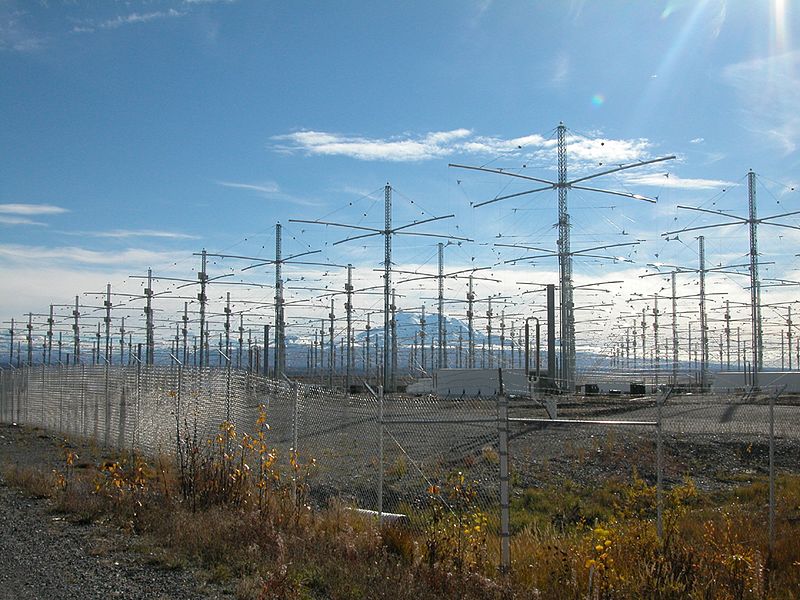 HAARP číhá na planetky. Kredit: Michael Kleiman / US Air Force.