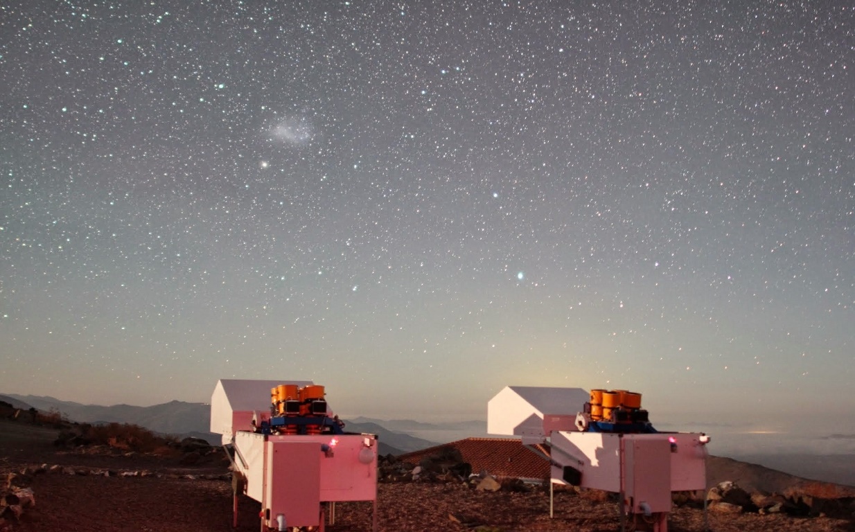 Teleskopy HAT-South vÂ chilskĂ© observatoĹ™i Las Campanas. Kredit: Gaspar Bakos / Princeton University.
