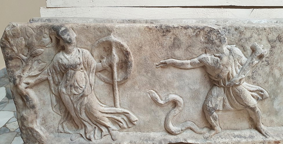 Athéna a Héfaistos. Reliéf z chrámu Vulkána, 2. století n. l. Museo Ostiense (Ostia Antica). Kredit: MumblerJamie, Wikimedia Commons. Licence CC 2.0.