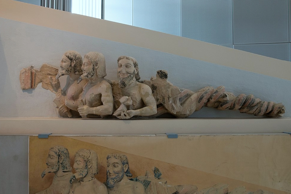 Třítělé chtonické božstvo ze západního pedimentu, 570 až 550 před n. l. Muzeum Akropole v Athénách, Acr. 35+. Kredit: Zde, Wikimedia Commons. Licence CC 4.0.
