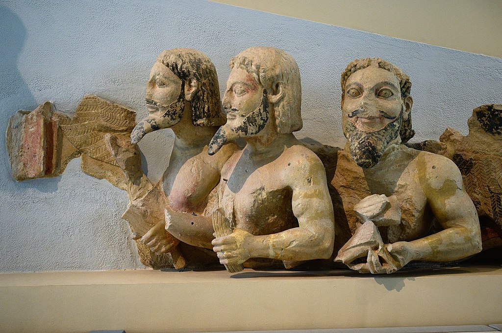 Třítělé chtonické božstvo, 570-550 před n. l. Muzeum Akropole v Athénách, Acr. 35+. Kredit: Zde, Wikimedia Commons. Licence CC 4.0.