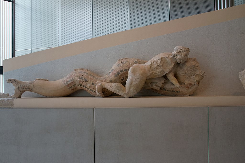Héraklés a Tyfón, 570-550 před n. l. Muzeum Akropole v Athénách, Acr. 336+. Kredit: Zde, Wikimedia Commons. Licence CC 4.0