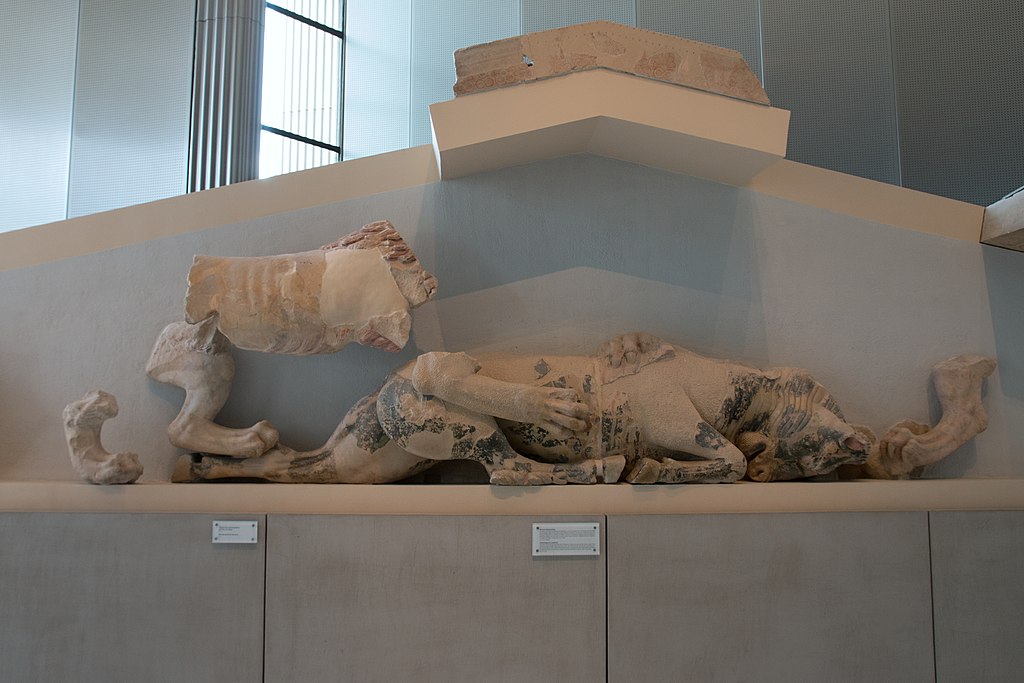 Býk zadávený dvěma lvy, 570-550 před n. l. Muzeum Akropole v Athénách, Acr. 3+. Kredit: Zde, Wikimedia Commons. Licence CC 4.0.