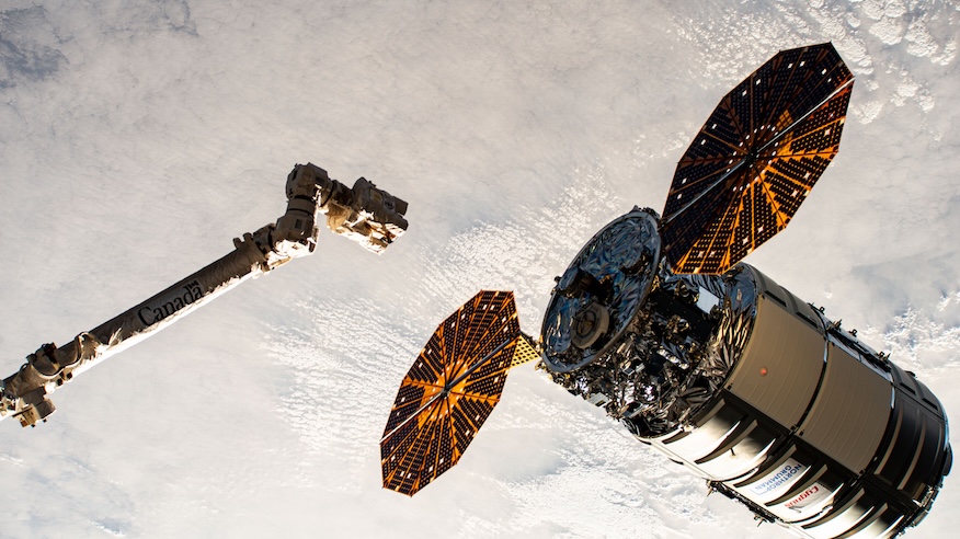 Astronauti na ISS pomocí robotické ruky zachycují zásobovací modul Cygnus. Kredit:  ÚTEF