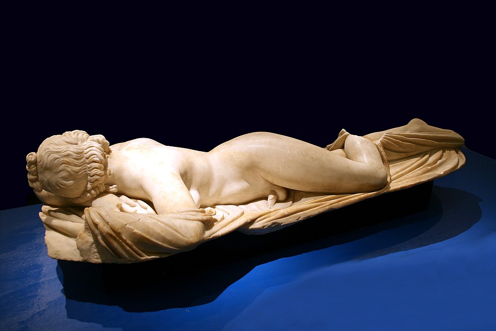 Spící Hermafrodítos, mramor, římská kopie řecké práce z konce helénistické doby. Museo Nazionale Romano, inv. 1087. Kredit: Jean-Pol GRANDMONT, Wikimedia Commons. Licence CC 4.0.