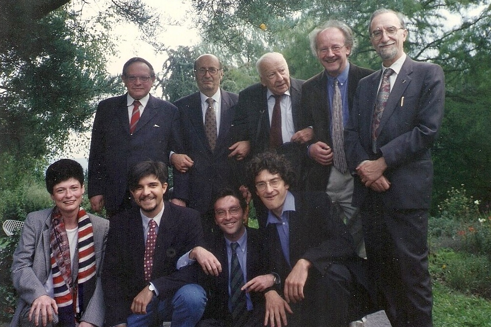 Tübingenská škola roku 1996. H.-G. Gadamer stojí uprostřed. Kredit: GiuseppeGirgenti, Wikimedia Commons. Licence CC 4.0.