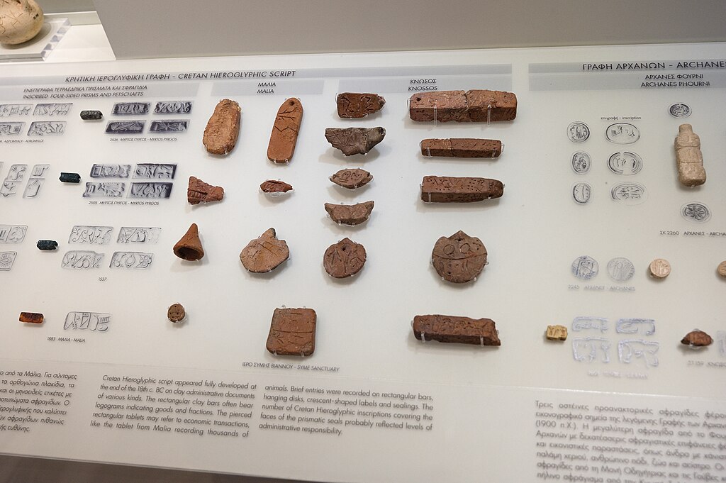 Hieroglyfické nápisy z Malie a Knóssu, 19.-18. století před n. l. Vpravo je nápis z Archanes. Archeologické muzeum v Irakliu. Kredit: Zde, Wikimedia Commons. Licence CC 4.0.