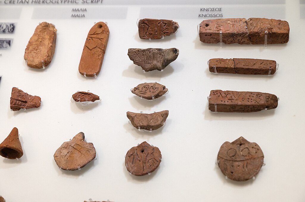Hieroglyfické nápisy z Malie a Knóssu, 19.-18. století před n. l. Archeologické muzeum v Irakliu. Kredit: Zde, Wikimedia Commons. Licence CC 4.0.