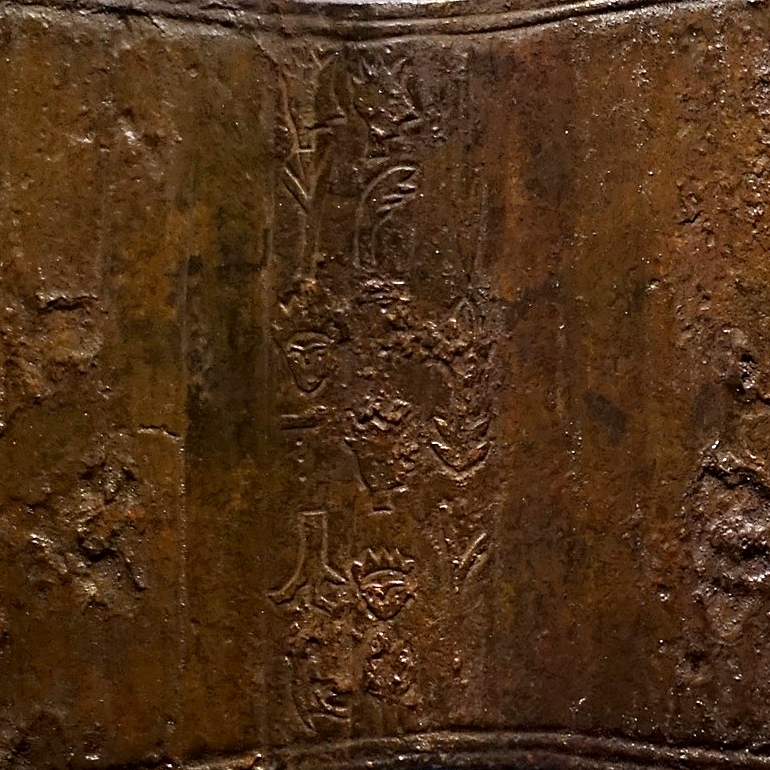 Detail nápisu na sekeře z jeskyně u Arkalochori, 17. století před n. l. Archeologické muzeum v Irakliu, X2416. Kredit: Olaf Tausch, Wikimedia Commons. Licence CC 3.0.