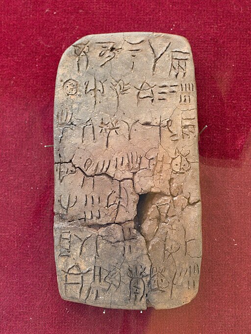 Tabulka s nápisem v lineárním písmu A, z paláce v Zakru. Archeologické muzeum v Sitii, H.M. 1627. Může zaznamenávat množství vína sumarizované na druhé straně tabulky. Kredit: Zde, Wikimedia Commons. Licence CC 4.0.