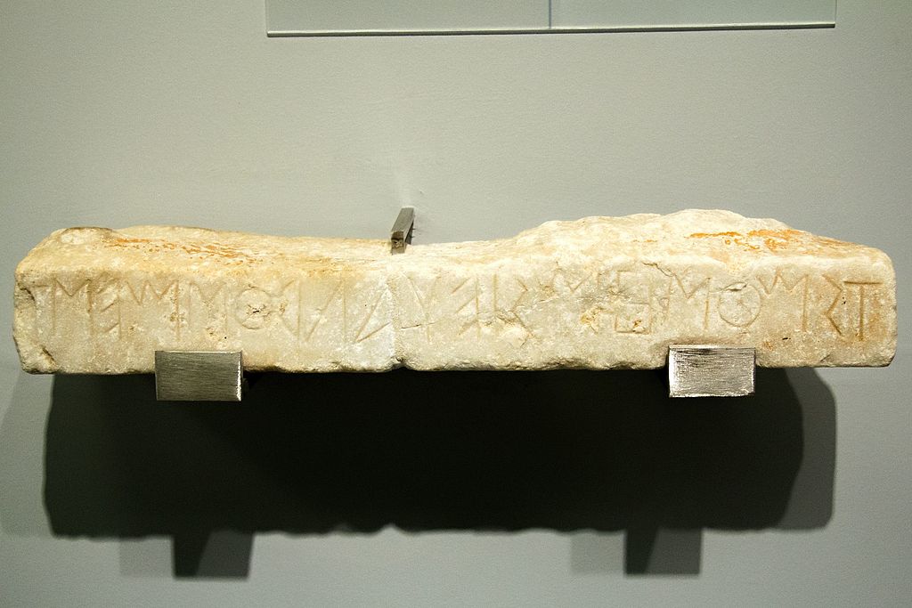 Kamenný blok ze stěny chrámu, s řeckým nápisem v archaické krétské alfabetě. Dosvědčuje oběti zvířat na počest Dia, Hélia a jiných bohů. Gortys, 600-550 před n. l. Archeologické muzeum v Irakliu. Kredit: Cretophilus, Wikimedia Commons. Licence CC 4.0