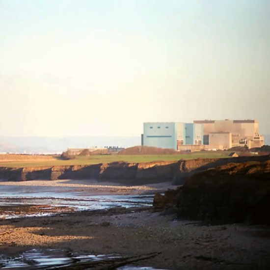 PobĹ™eĹľĂ­ u Hinkley Point, Somerset, sÂ nezbytnou jadernou elektrĂˇrnou. Kredit: Richard Baker / Wikimedia Commons.