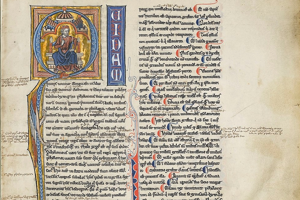 První strana latinského rukopisu Ptolemaiova Almagestu z roku 1213. Iluminovaný pergamen. Iniciála ovšem zobrazuje jeho pouhého jmenovce, krále Ptolemaia, asi jak znak královské role astronoma Ptolemaia v dobové astronomii. Gallica Digital Library BN