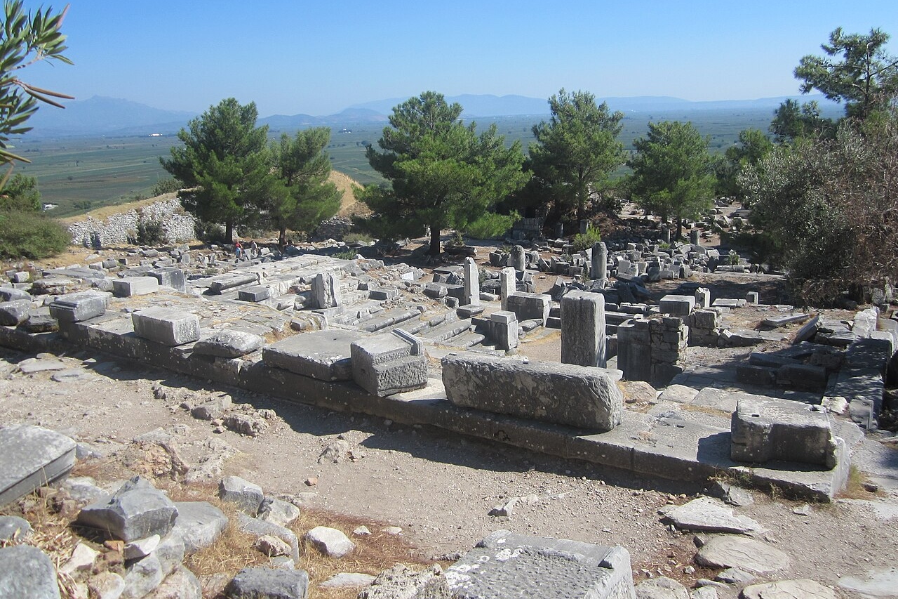 Archeologický areál antické Priéné, sedadla Búleutéria a za nimi Agora. Kredit: Tomisti, Wikimedia Commons. Licence CC 4.0.