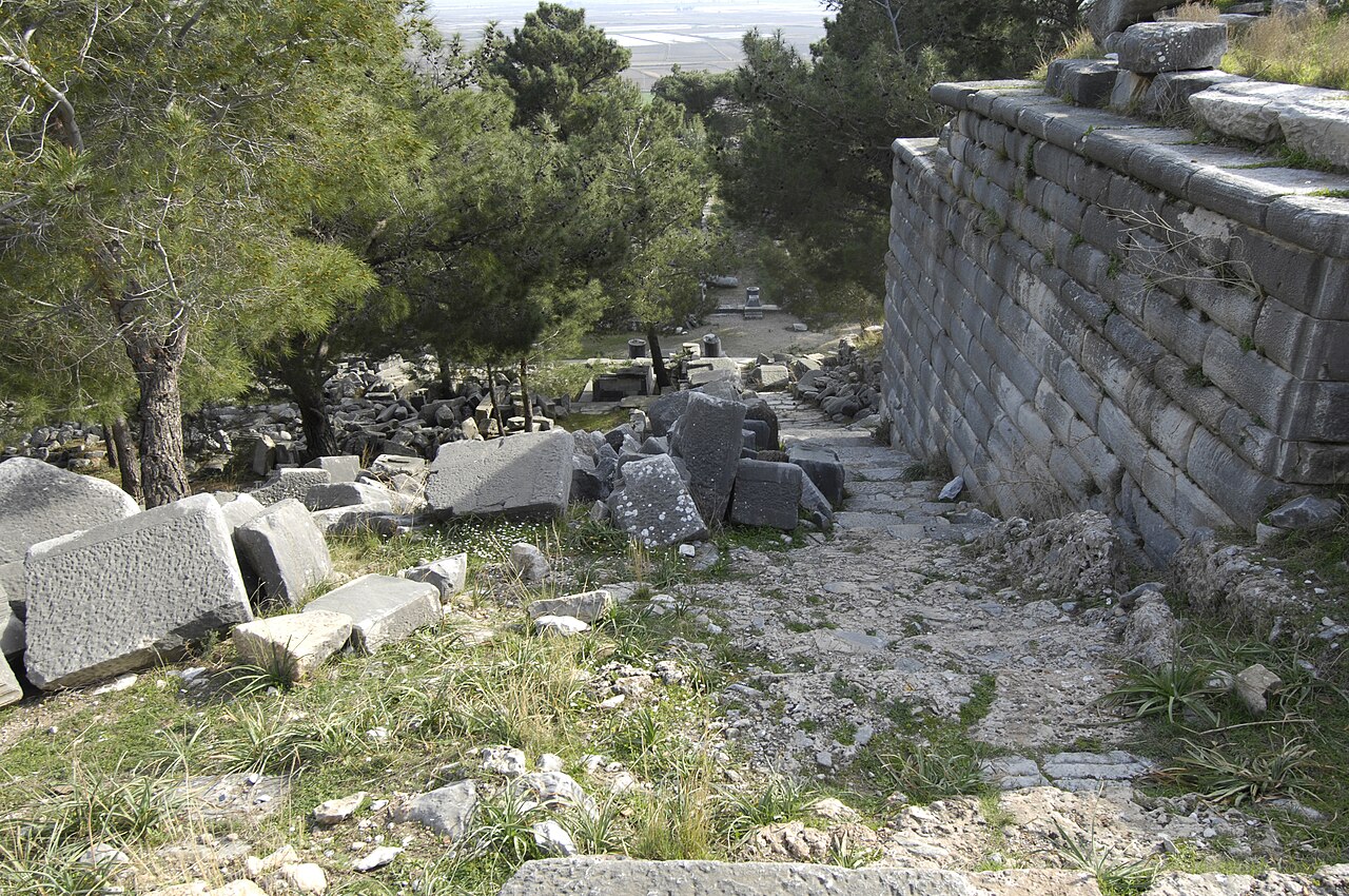 Archeologický areál v Priéné, terén pod Athéniným chrámem. Kredit: Dosseman, Wikimedia Commons. Licence CC 4.0