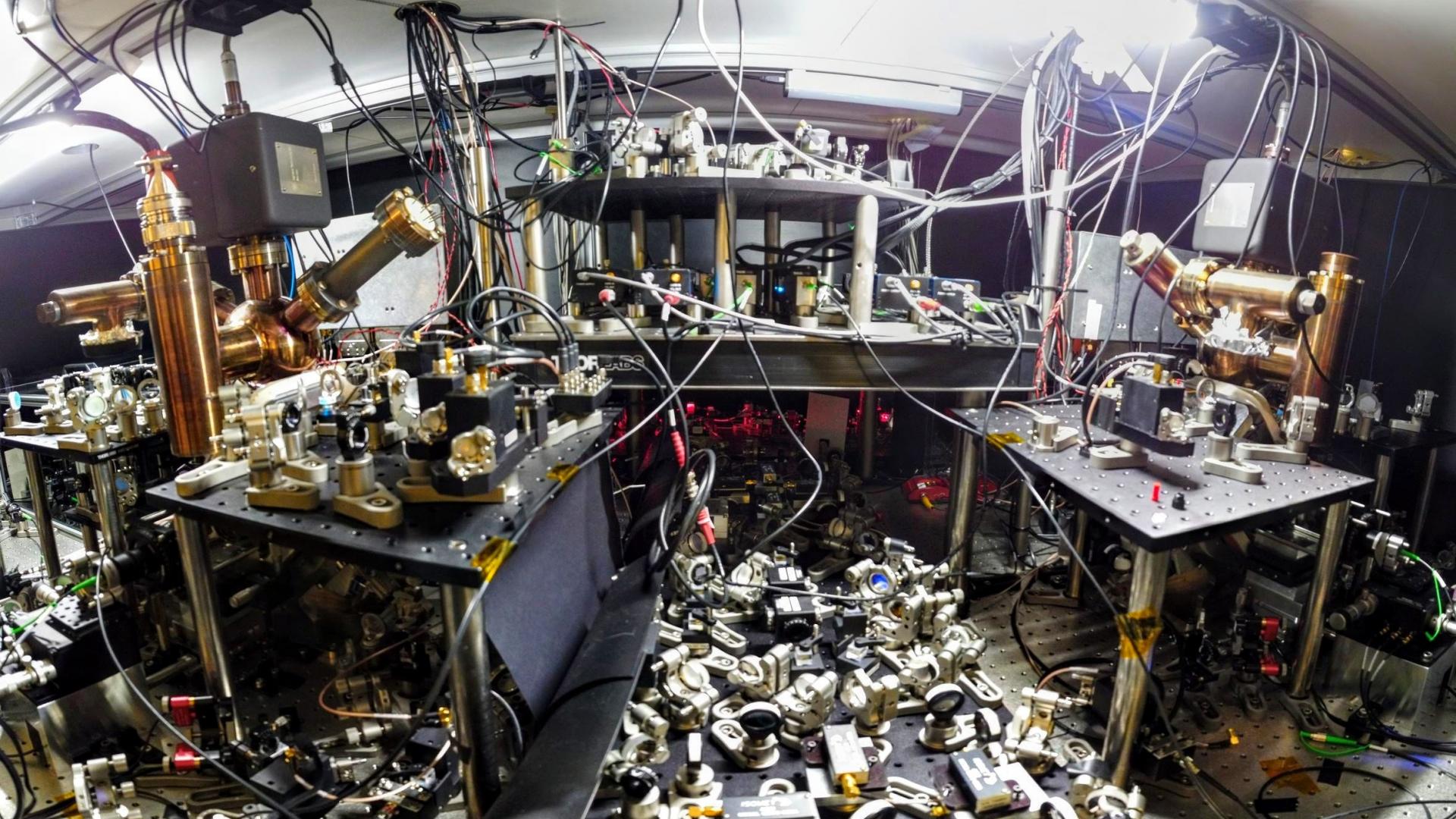 Tvůrčí chaos Laboratoře kvantových sítí. Kredit: University of Oxford.