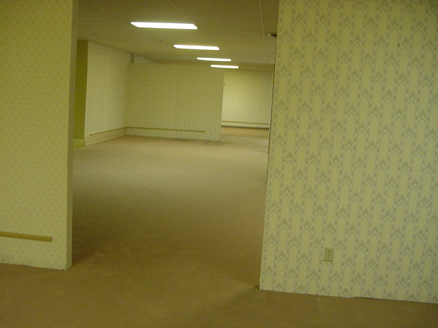 První snímek Backrooms. Kredit: Bill Magritz, Wikimedia Commons, CC0.
