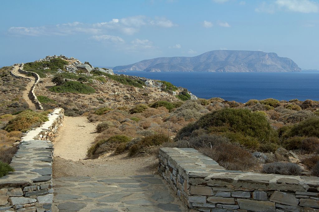 Z cesty k tzv. Homérově hrobce na ostrově Íos. V pozadí ostrov Iraklia. Kredit: Zde, Wikimedia Commons. Licence CC 4.0.