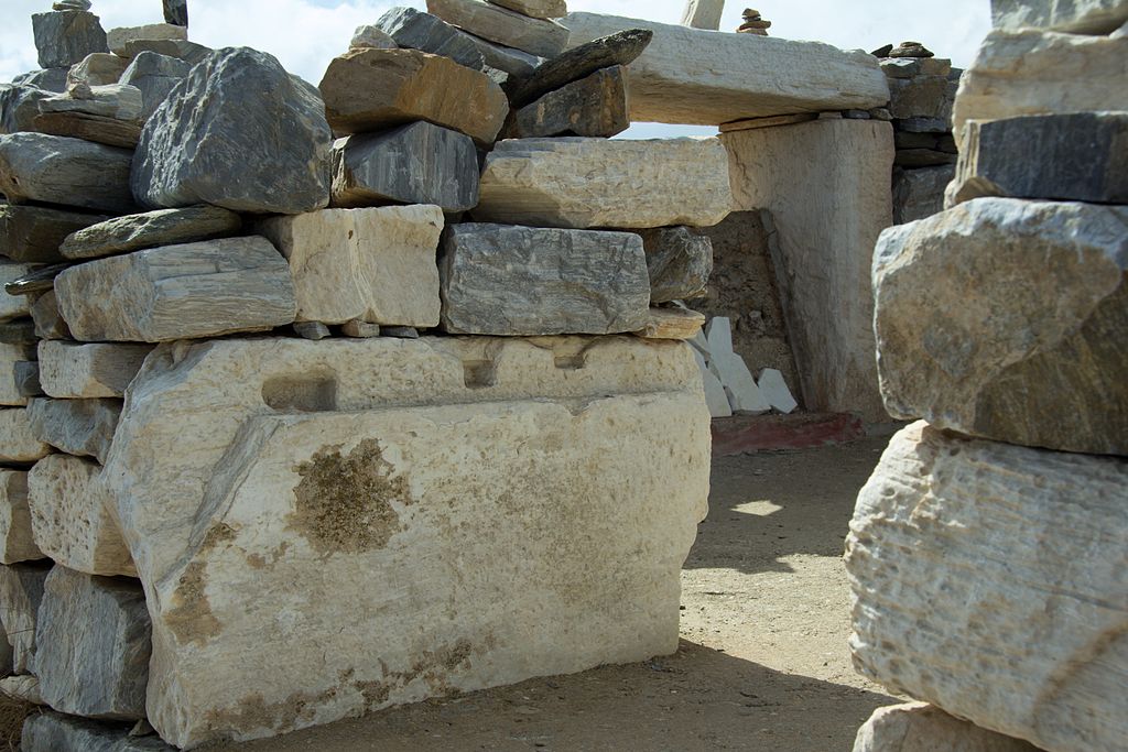 Homérova hrobka na ostrově Íos, poškozená prý neúplně zpitými skandinávskými „turisty“. Kredit: Zde, Wikimedia Commons. Licence CC 4.0.