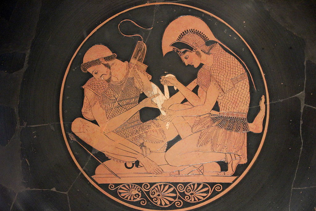 Patroklos a Achilleus (vpravo). Atický červenofigurový kylix, 500 před n. l. Altes Museum Berlin, 2278. Kredit: Miguel Hermoso Cuesta, Wikimedia Commons. Licence CC 4.0.