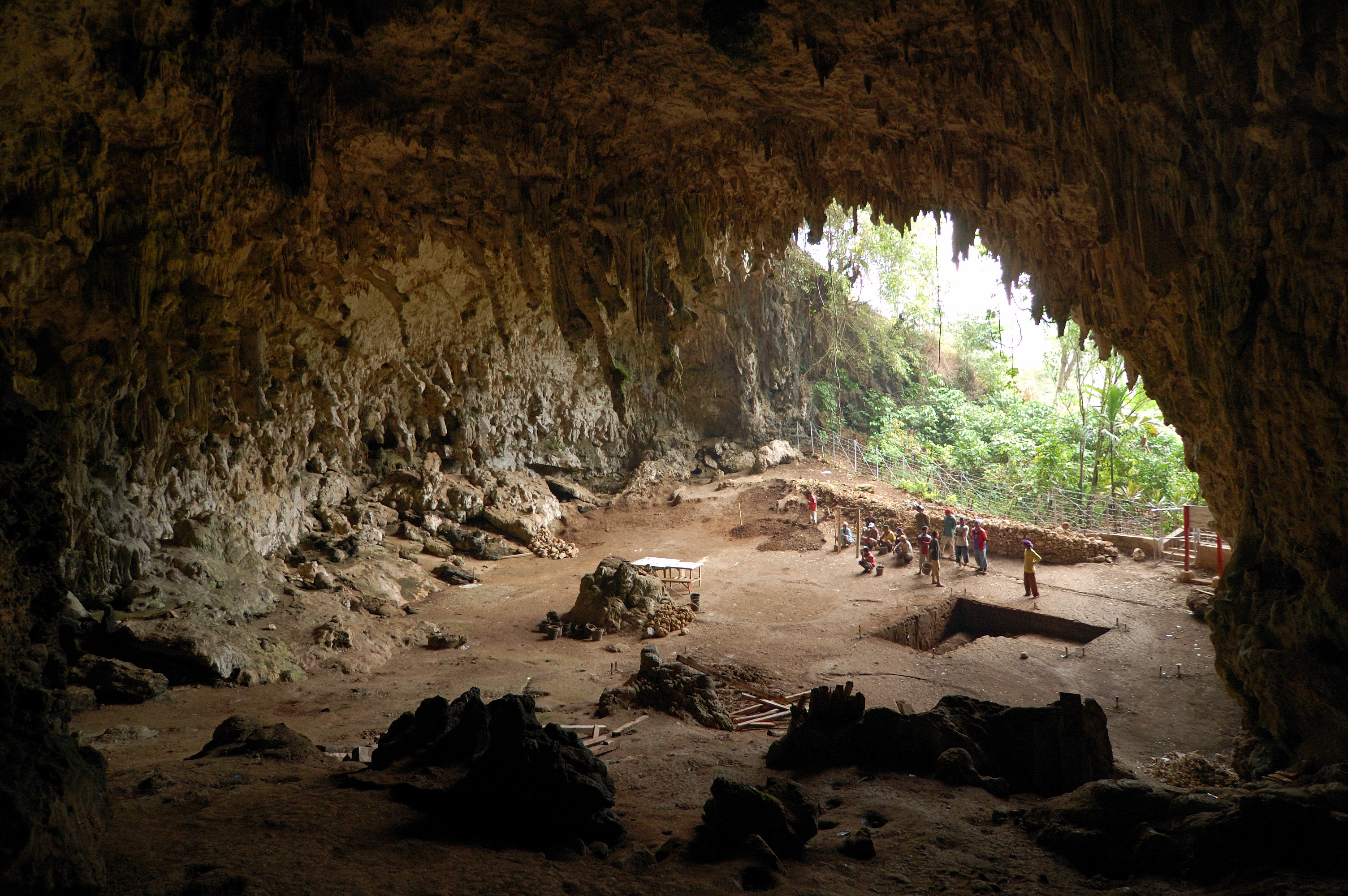Jeskyně Lian Bua - místo, kde v roce 2003 byly nalezeny kosti „hobitů“, později uznaných jako pozůstatky H. floresiensis. Kredit: Rosino,Wikipedia.