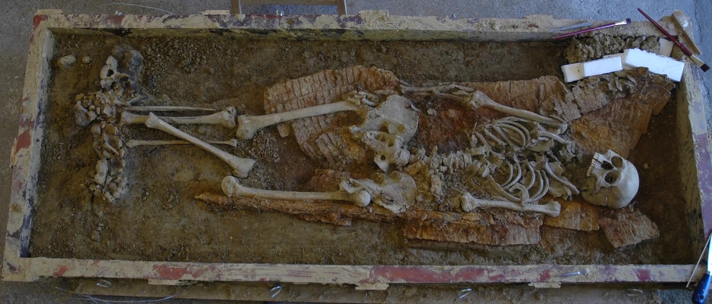 Odkrytý hrob 1341/1503 na lokalitě Derecske-Bikás-dűlő. Nálezy z tohoto hrobu byly podkladem pro rekonstrukci avarského válečníka na prvním obrázku. Kredit: Szilvia Döbröntey-David, Museum, Debrecen