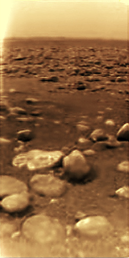 Obrázok krajiny na Saturnovom mesiaci Titan, ktorý zhotovila sonda Huygens. Kredit: NASA.