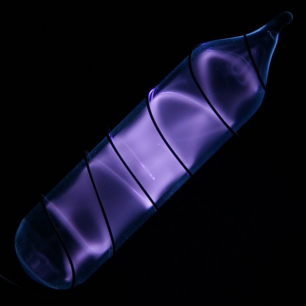 Světélkující molekulární vodík. Kredit: Jurii / Wikimedia Commons.