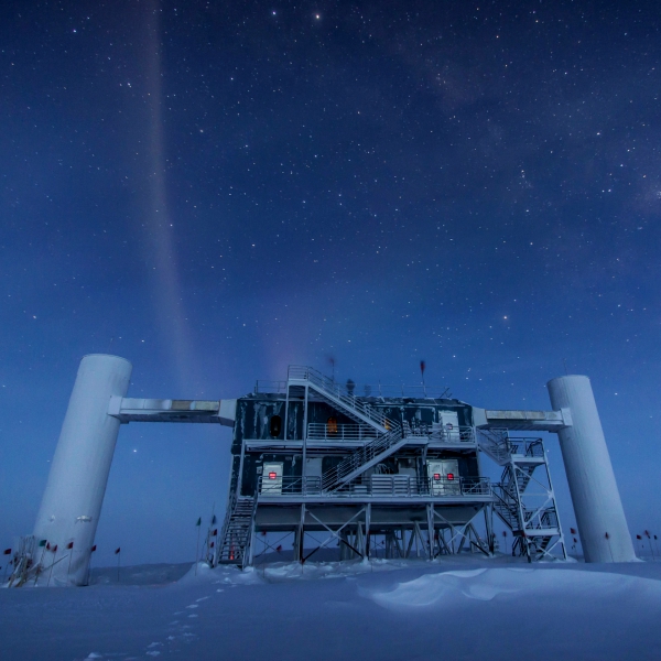 ObservatoĹ™ IceCube zĹ™ejmÄ› skoncovala se sterilnĂ­mi neutriny. Kredit: Felipe Pedreros. IceCube / NSF.