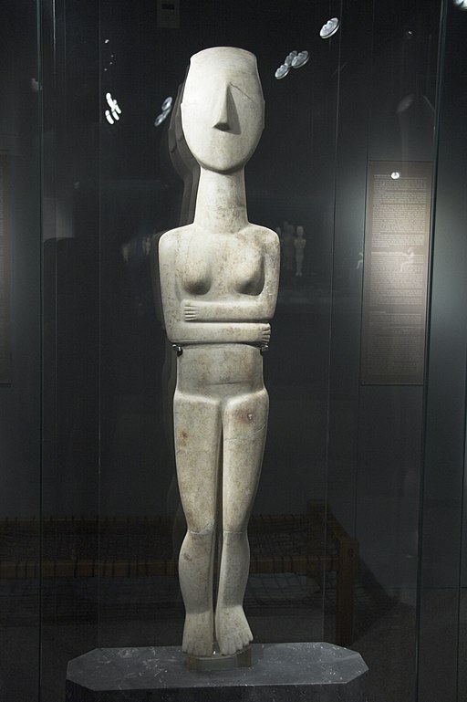 Velká a propracovaná socha bohyně, vysoká 140 cm, snad z kultovního místa na Keru, 2800-2300 před n. l. Goulandrisovo Muzeum kykladského umění v Athénách, č. 724. Kredit: Zde, Wikimedia Commons.