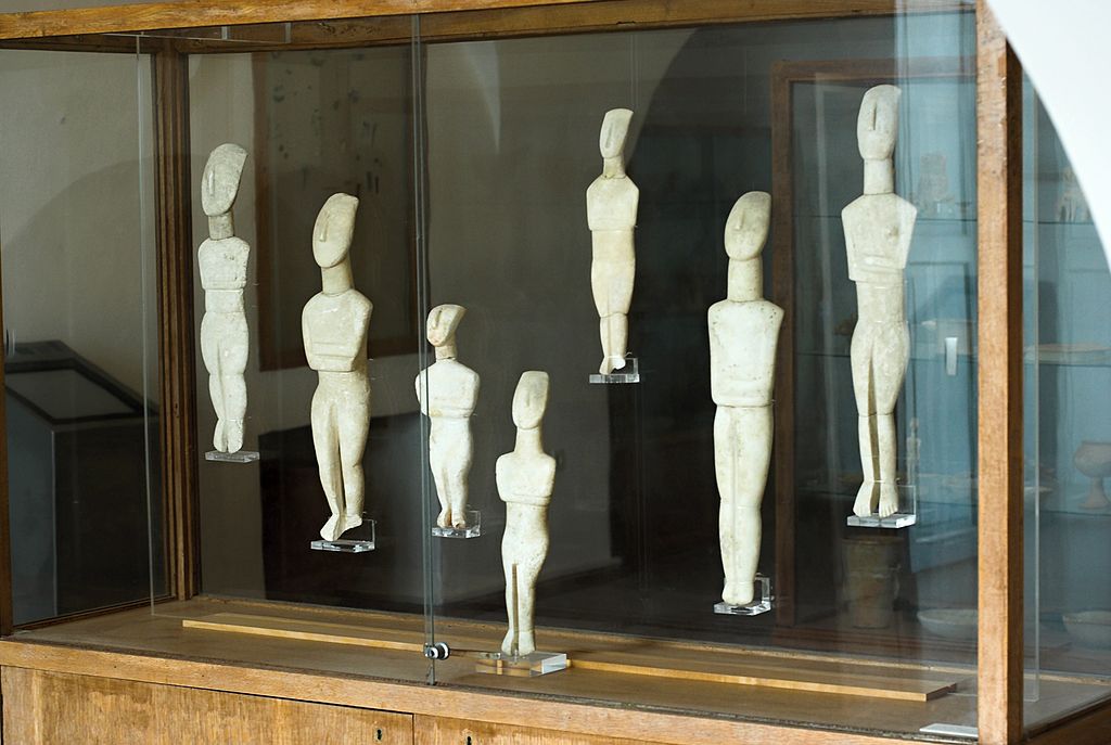 Malá část naxijských idolů z 3. tisíciletí před n. l. v Archeologickém muzeu na Naxu (v Naxijské Chóře). Kredit: Zde, Wikimedia Commons.
