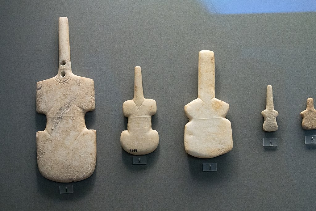 Kykladské idoly tvaru violy z Kimolu, Despotika, Paru a Naxu, 3200-2800 před n. l., kultura Grotta-Pelos. Když se sošce zlomil krk (1), opravila se pomocí drátu, skobičky nebo provázku skrz nově udělané otvory. Národní archeologické muzeum v Athénách