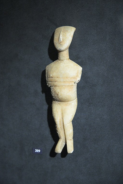 Těhotná z Naxu, 15 cm, varieta Spedos, kultura Keros-Syros, 2800-2300 před n. l. Goulandrisovo Muzeum kykladského umění v Athénách, č. 1128. Kredit: Zde, Wikimedia Commons.