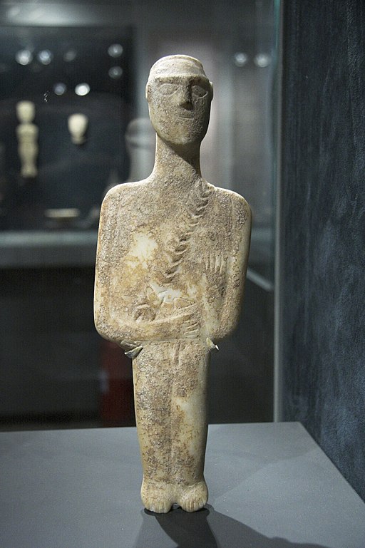 Náčelník z Naxu, kultura Keros-Syros, 2800-2300 před n. l. Goulandrisovo Muzeum kykladského umění v Athénách, č. 308. Kredit: Zde, Wikimedia Commons