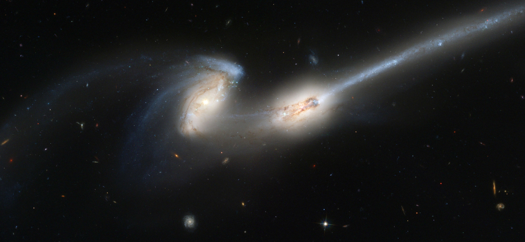 SluÄŤovĂˇnĂ­ galaxiĂ­ pĹ™istiĹľeno pĹ™i ÄŤinu kosmickĂ˝m dalekohledem Hubble Space Telescope.Â (Kredit: Wikimedia)