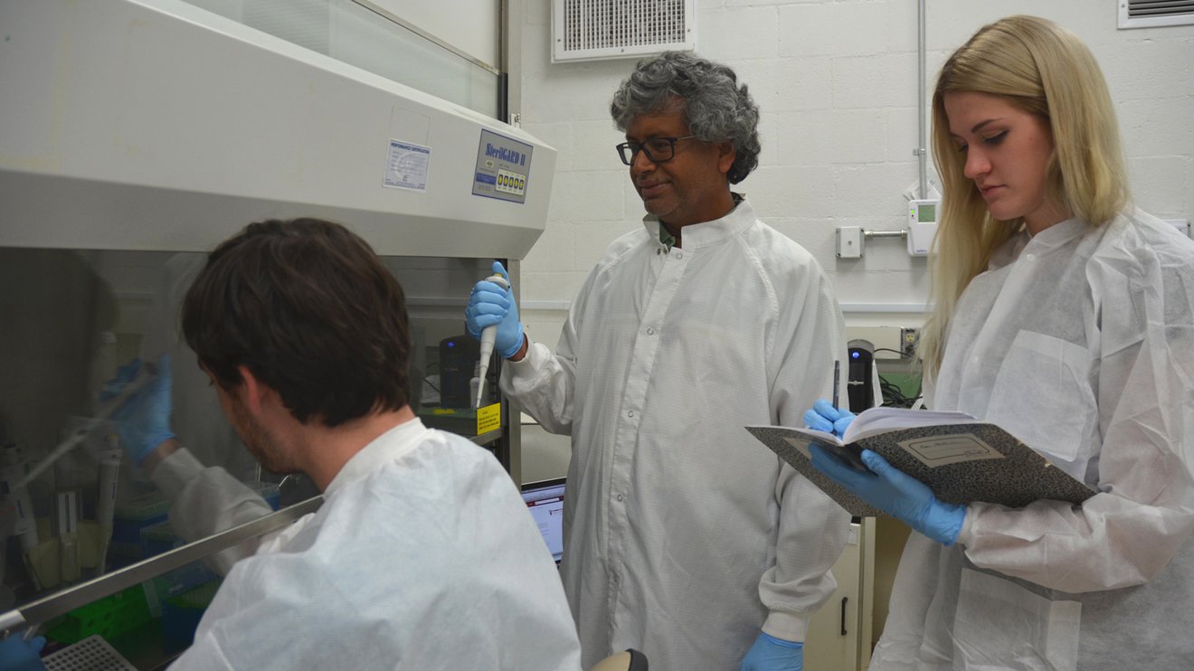 Kasthuri Venkateswaran (uprostřed) v laboratoři JPL. Zdroj: NASA.