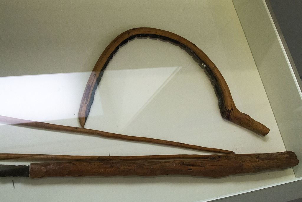 Rekonstrukce raně kykladského nářadí s obsidiánovými čepelemi, ty jsou originální, 2800-2300 před n. l. Muzeum hornictví na Mélu (Milos Mining Museum). Kredit: Zde, Wikimedia Commons.