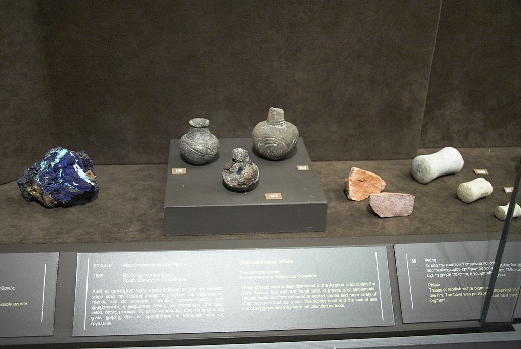 Azurit a keramické nádobky na něj a na další pigmenty, 2800-2300 před n. l. Goulandrisovo Museum kykladského umění v Athénách, G 223. Kredit: Zde, Wikimedia Commons.