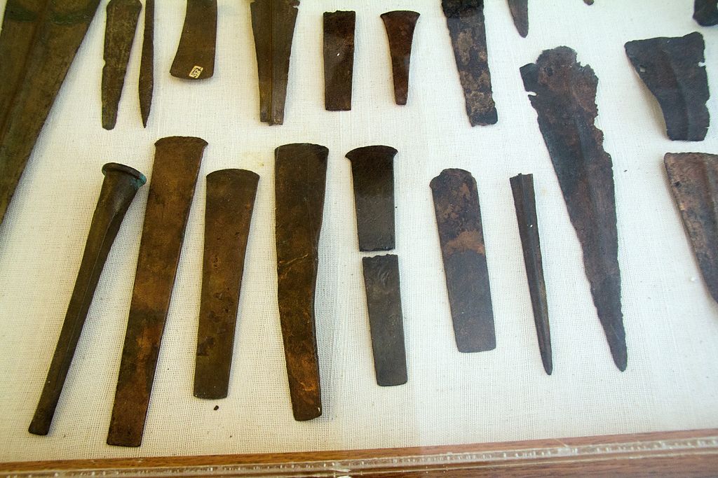 Bronzové nářadí a zbraně z jihovýchodu Naxu, 2800 až 2200 před n. l. Archeologické muzeum v Apeiranthu na Naxu. Kredit: Zde, Wikimedia Commons.