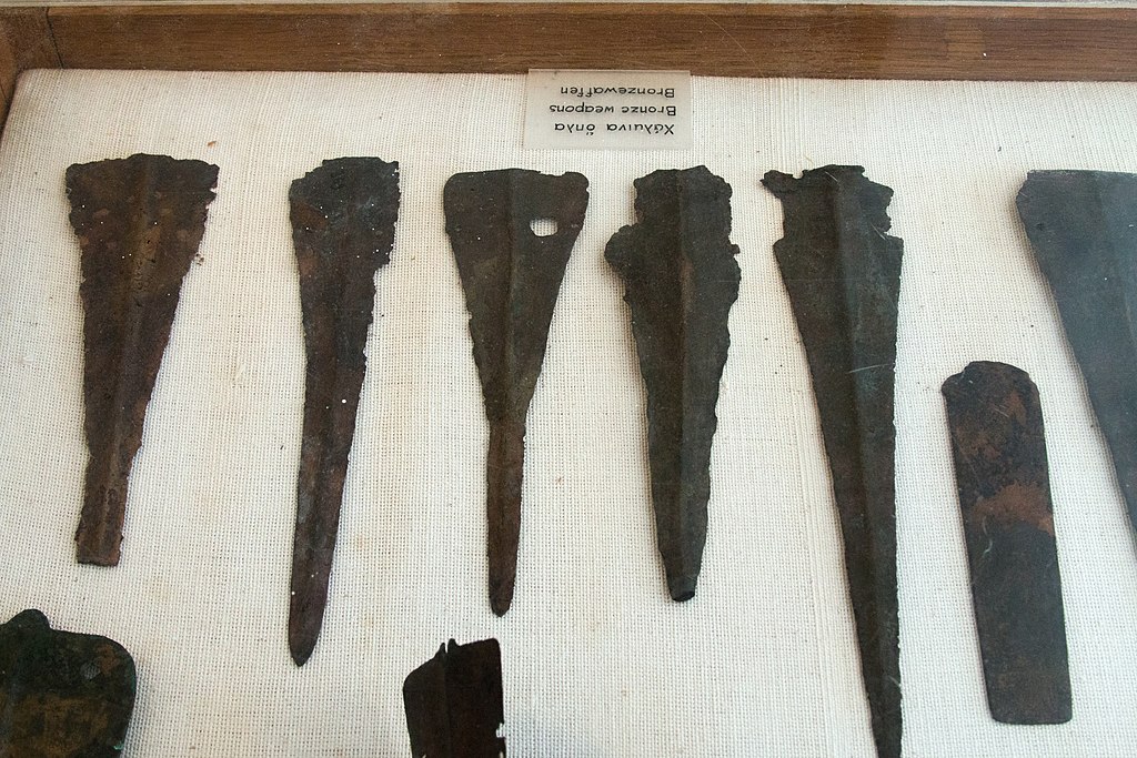 Bronzové zbraně a nářadí z jihovýchodu Naxu, 2800 až 2200 před n. l. Archeologické muzeum v Apeiranthu na Naxu. Kredit: Zde, Wikimedia Commons .