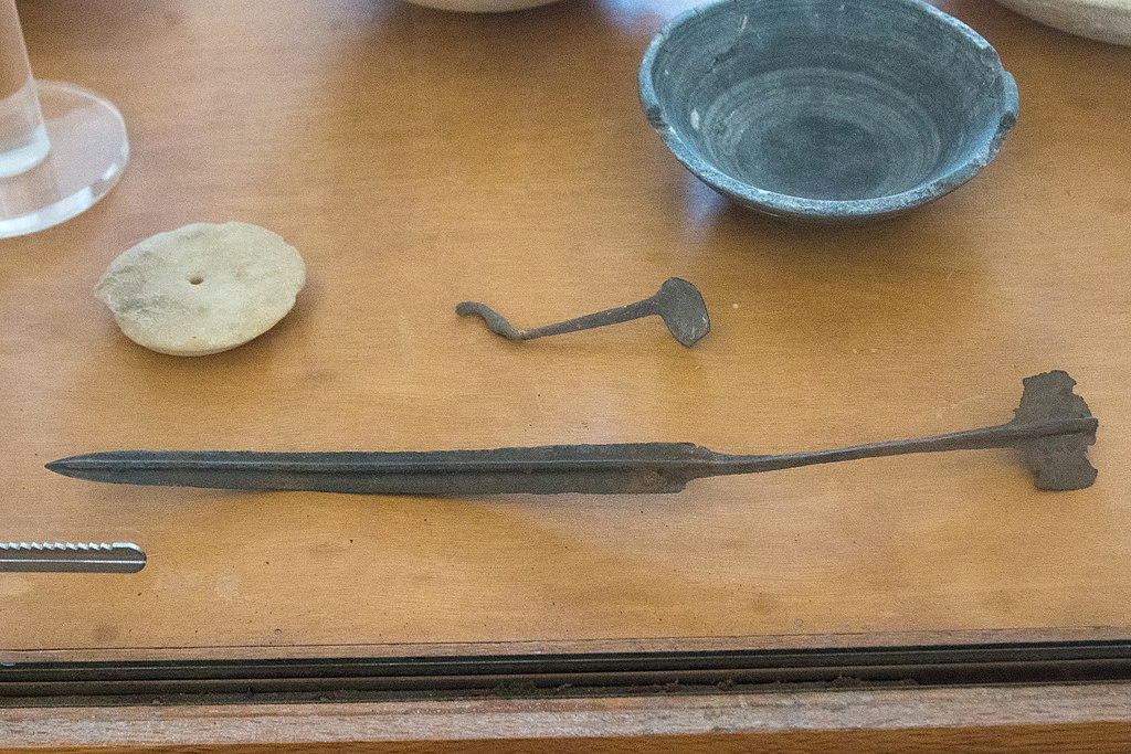 Krátký meč, bronz, asi arzénový. Kykladská raná doba bronzová. Naxos, 3. tisíciletí před n. l. Archeologické muzeum na Naxu (v Naxijské Chóře). Kredit: Zde, Wikimedia Commons.