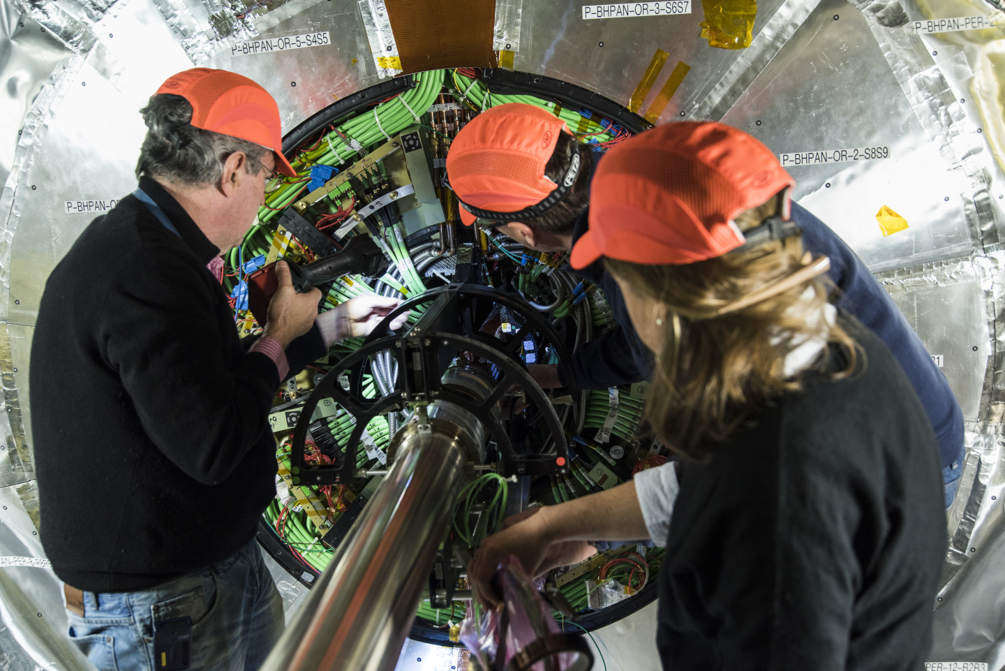 Instalace systĂ©mu kĹ™emĂ­kovĂ˝ch pixelovĂ˝ch detektorĹŻ, kterĂ˝ slouĹľĂ­ jako vnitĹ™nĂ­ drĂˇhovĂ˝ detektor experimentu CMS pĹ™i vysokĂ© luminositÄ› srĂˇĹľek (zdroj CERN).