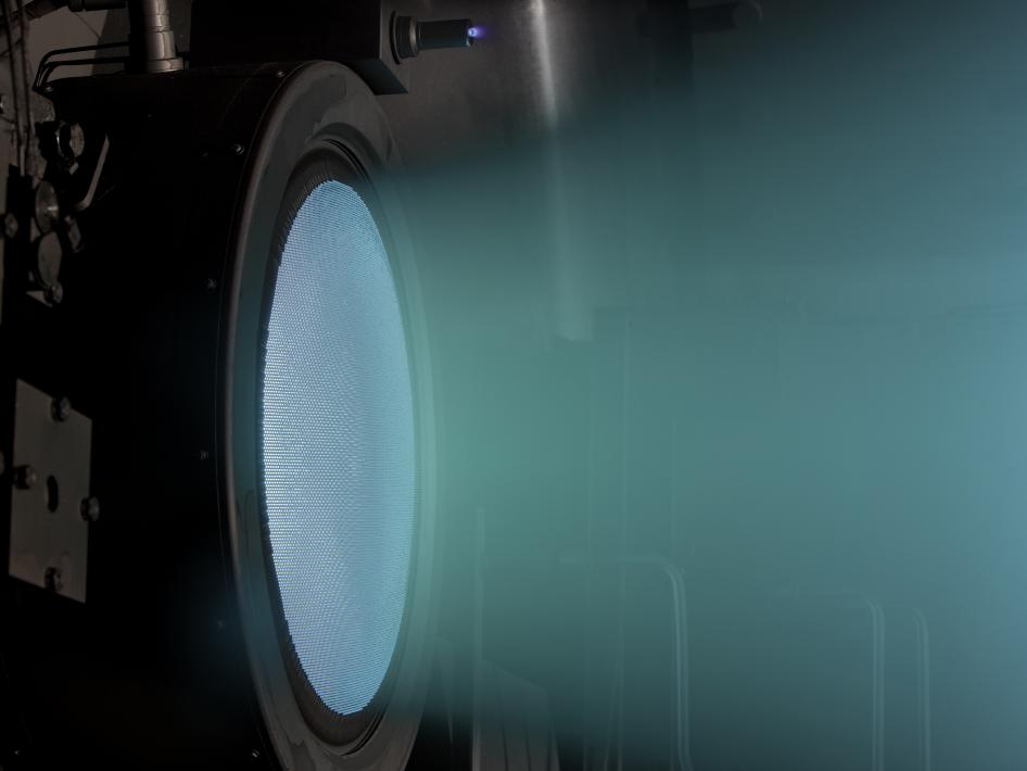 Iontový motor NEXT v činnosti při dlouhodobém testu (zdroj NASA).