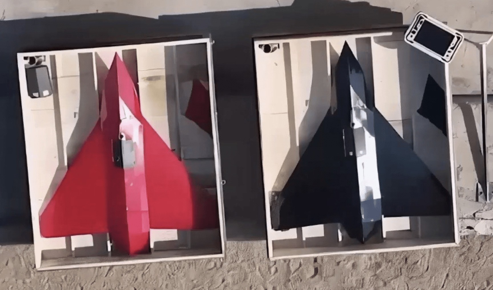 Drony Hadid-110 v červené a černé. Kredit: ODIN.