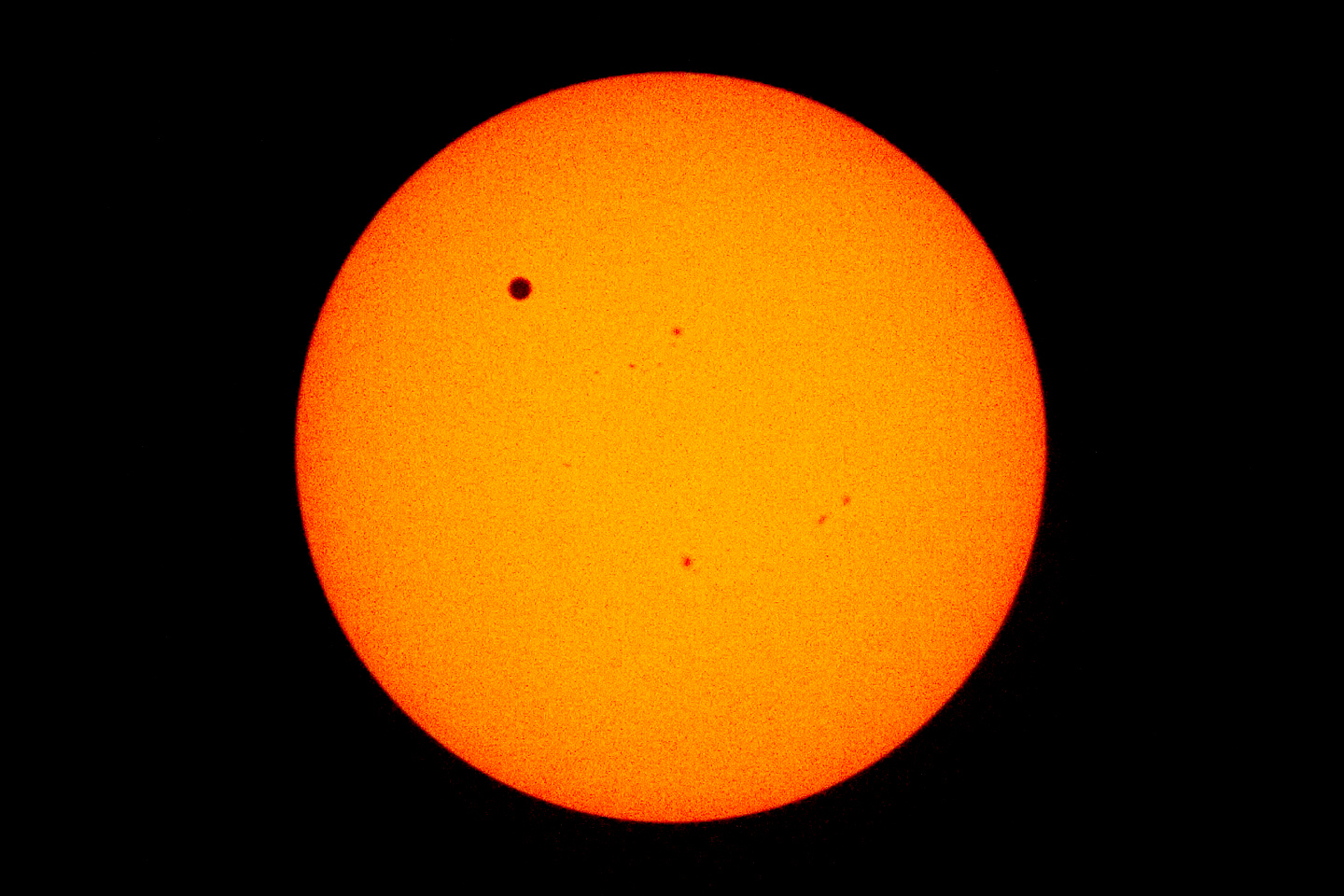 Tranzit Venuše na snímku z paluby ISS. Kredit: NASA/Earth Observatory.