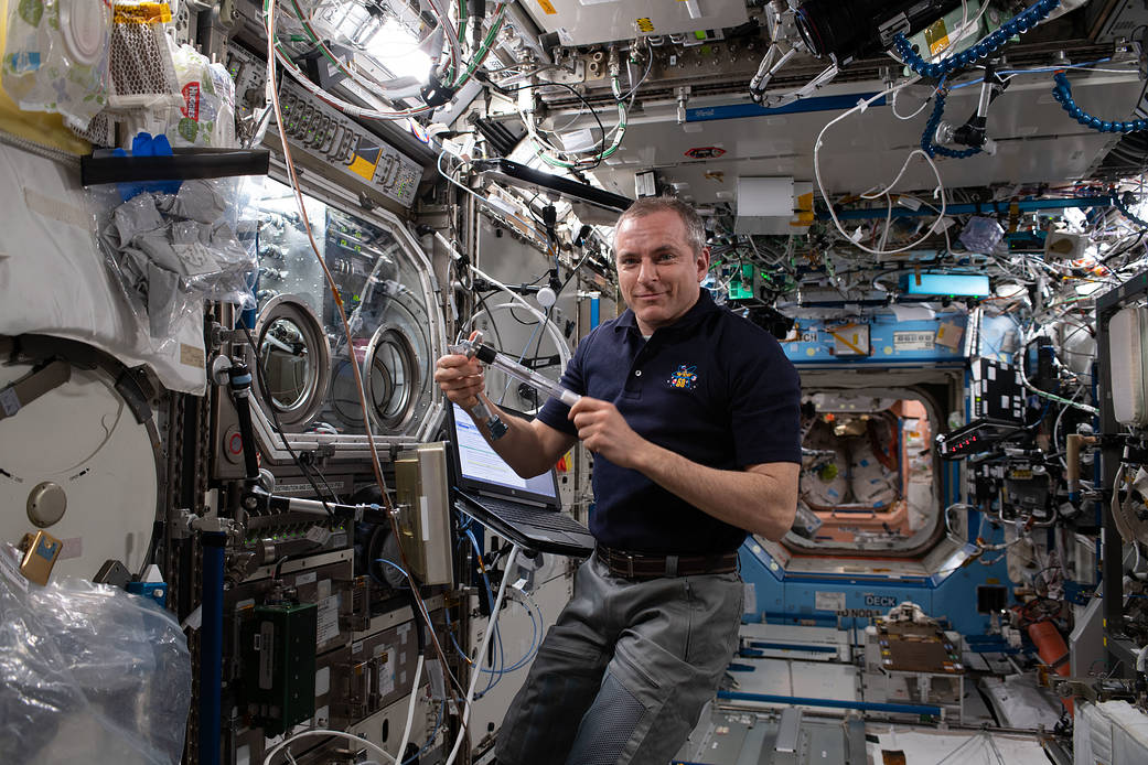 Astronaut David Saint-Jacques pri výskume polovodičových kryštálov. Kredit: NASA.