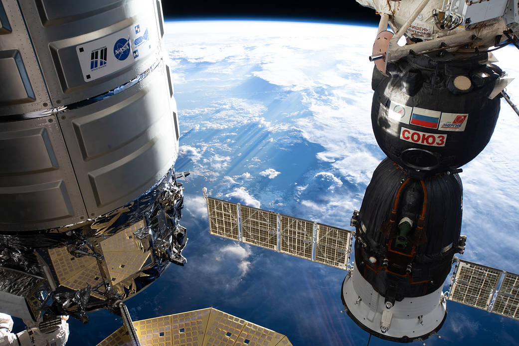 Nákladná loď Cygnus zaparkovaná na ISS vedľa osobnej kozmickej lode Sojuz.