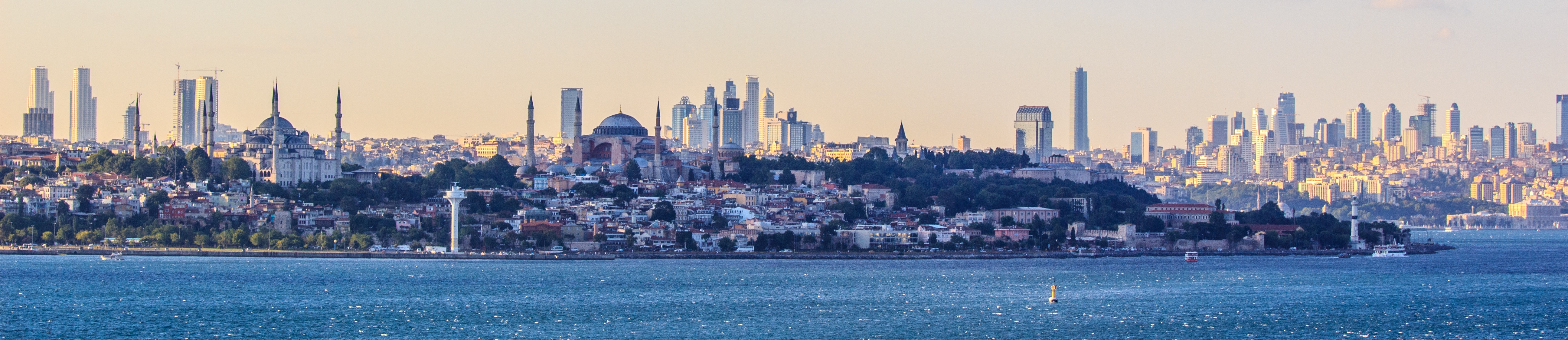 Panoramatický pohled na Istanbul. Podél břehu lze vidět mešitu sultána Ahmeda , chrám Hagia Sophia , palác Topkap? a palác Dolmabahçe. Foto: Ben Morlok, Wikipedia, CC BY-SA 2.0